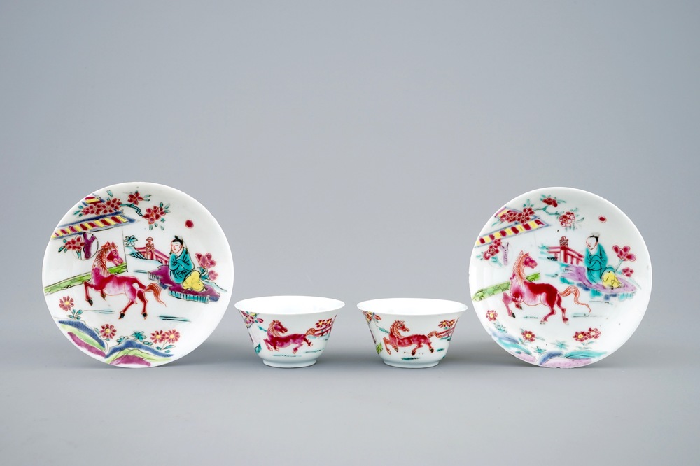 Een paar Chinese famille rose koppen en schotels met paarden, Yongzheng, 1723-1735