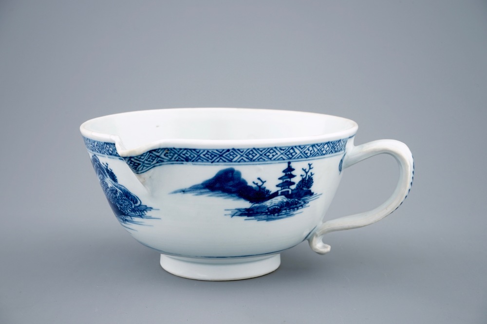 Une sauci&egrave;re en porcelaine de Chine bleu et blanc du Nanking cargo, Qianlong