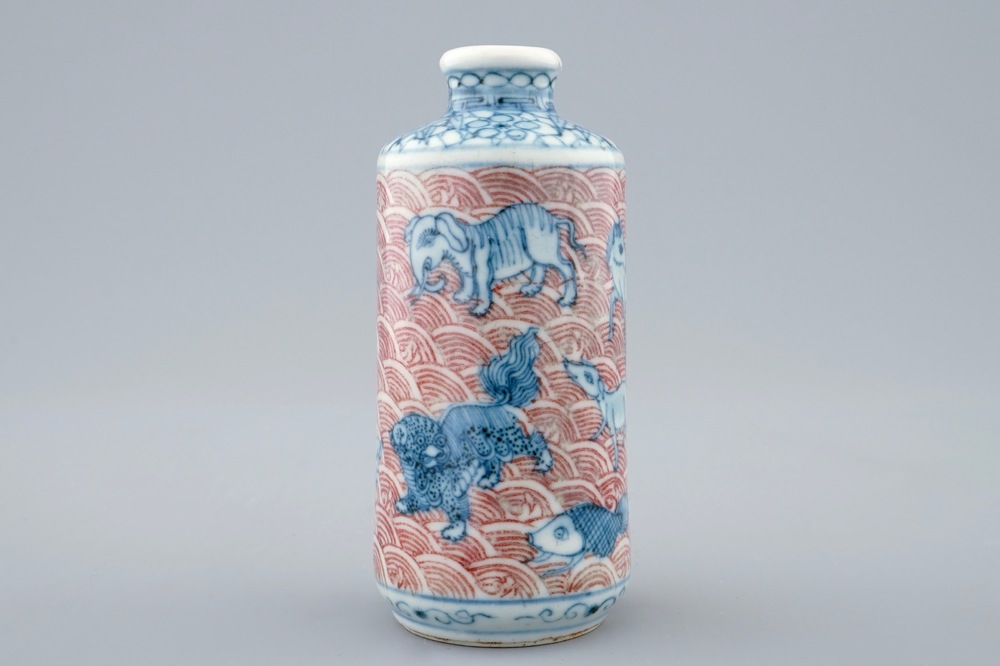 Une tabati&egrave;re aux animaux en porcelaine de Chine bleu, blanc et rouge, 18/19&egrave;me