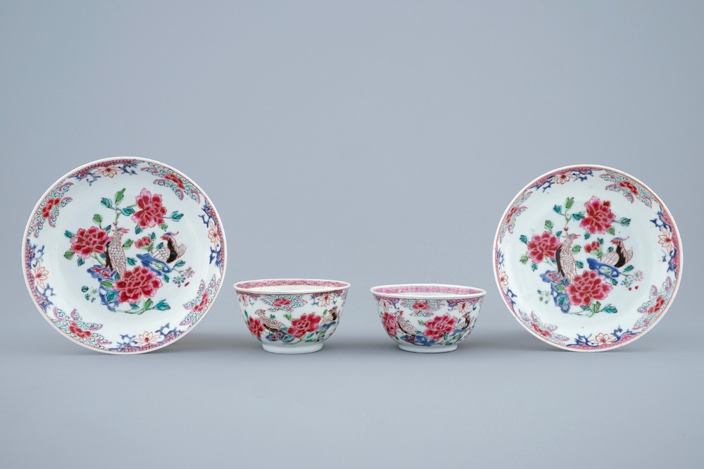 Een paar Chinese famille rose kop en schotels met fazanten, Yongzheng, 1723-1735