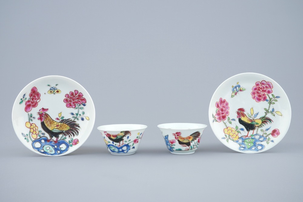 Een paar Chinese famille rose kop en schotels met hanen, Yongzheng, 1723-1735