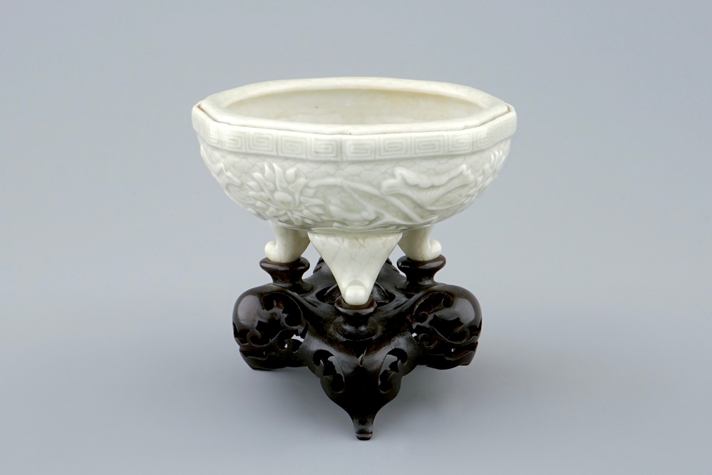 Een octagonale Chinese celadon wierookbrander op houten voet, Qianlong merk, 19e eeuw