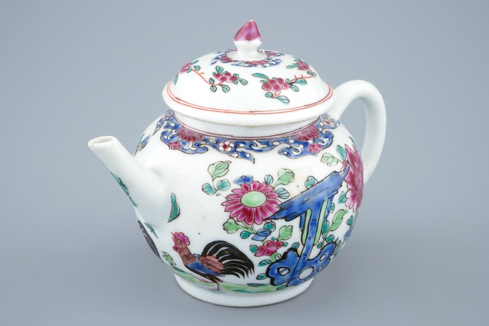 Une th&eacute;i&egrave;re et son couvercle en porcelaine de Chine famille rose &agrave; d&eacute;cor de coqs, Yongzheng/Qianlong