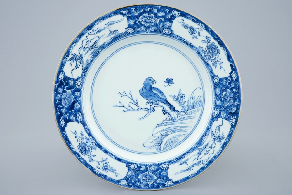 Un tr&egrave;s grand plat en porcelaine de Chine bleu et blanc &agrave; d&eacute;cor d'un faucon, Kangxi