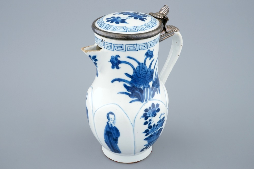 Een Chinese blauw-witte delselkan met zilveren montuur, Kangxi