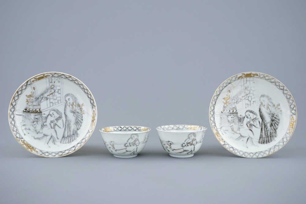 Een paar Chinese eierschaal kop en schotels met grisaille en verguld decor van Europeanen, Yongzheng, 1723-1735