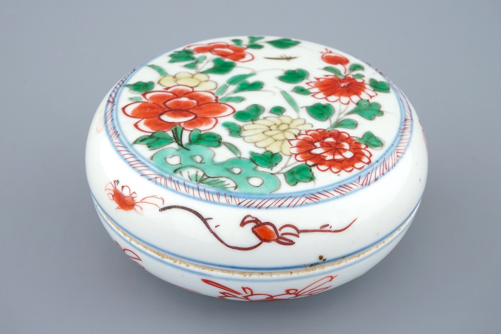 A round Chinese famille verte box with cover, Kangxi