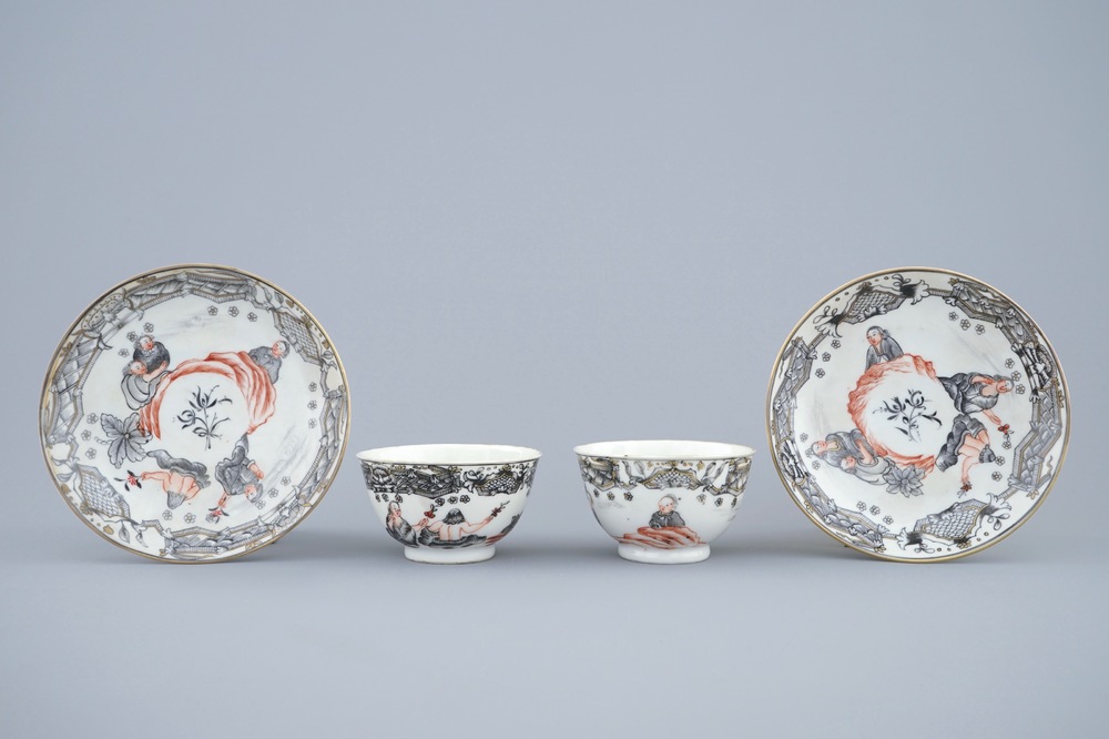 Une paire de tasses et soucoupes en porcelaine de Chine grisaille et dor&eacute;, Qianlong