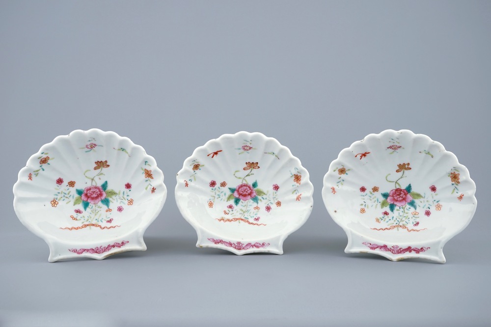 A set of 3 Chinese famille rose shell-shaped dishes, Qianlong, 18th C.