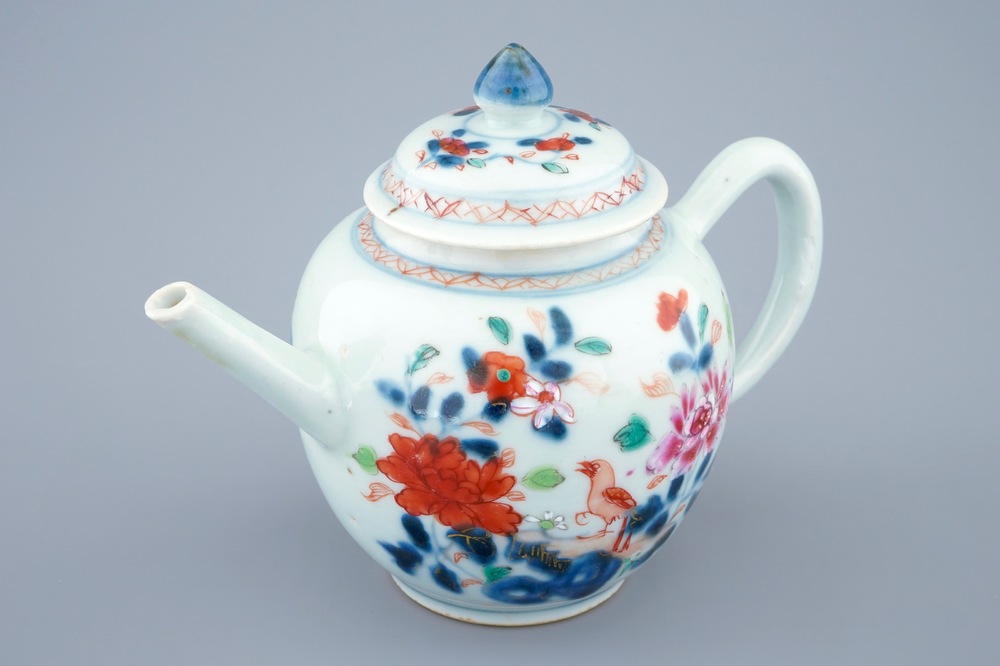 Une th&eacute;i&egrave;re et son couvercle en porcelaine de Chine famille rose, Qianlong