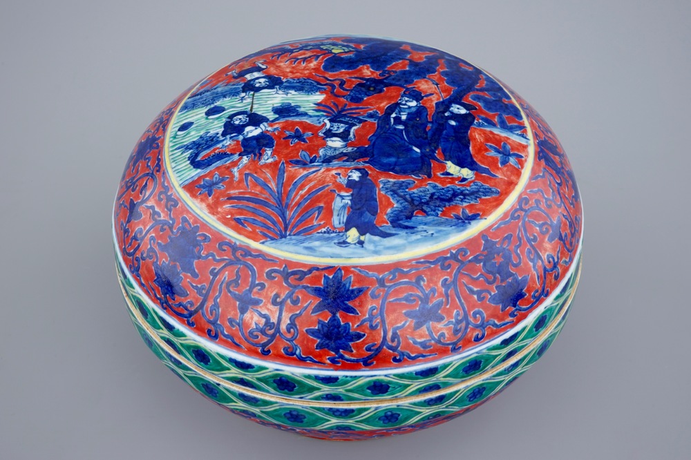 A Chinese red and blue ground bowl and cover, 19/20th C.