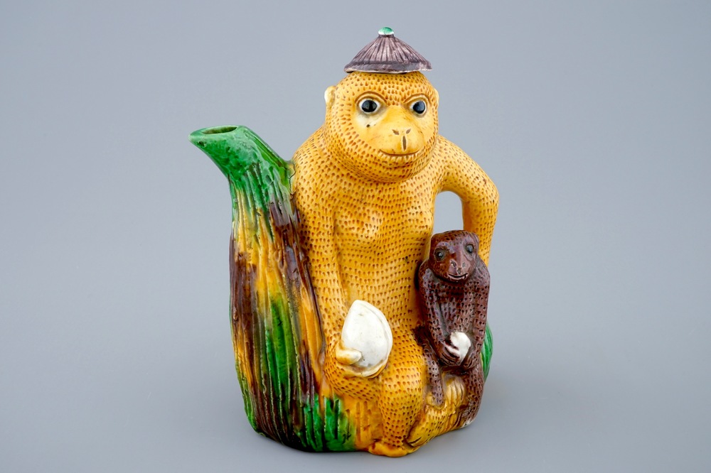 A Chinese famille verte biscuit ewer in the shape of two monkeys with peaches, Kangxi