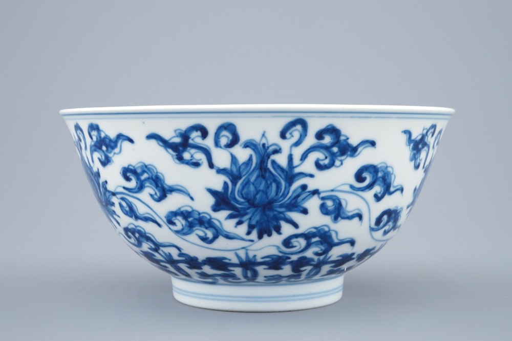 Un bol en porcelaine de Chine bleu et blanc de style Ming, marque et p&eacute;riode de Kangxi