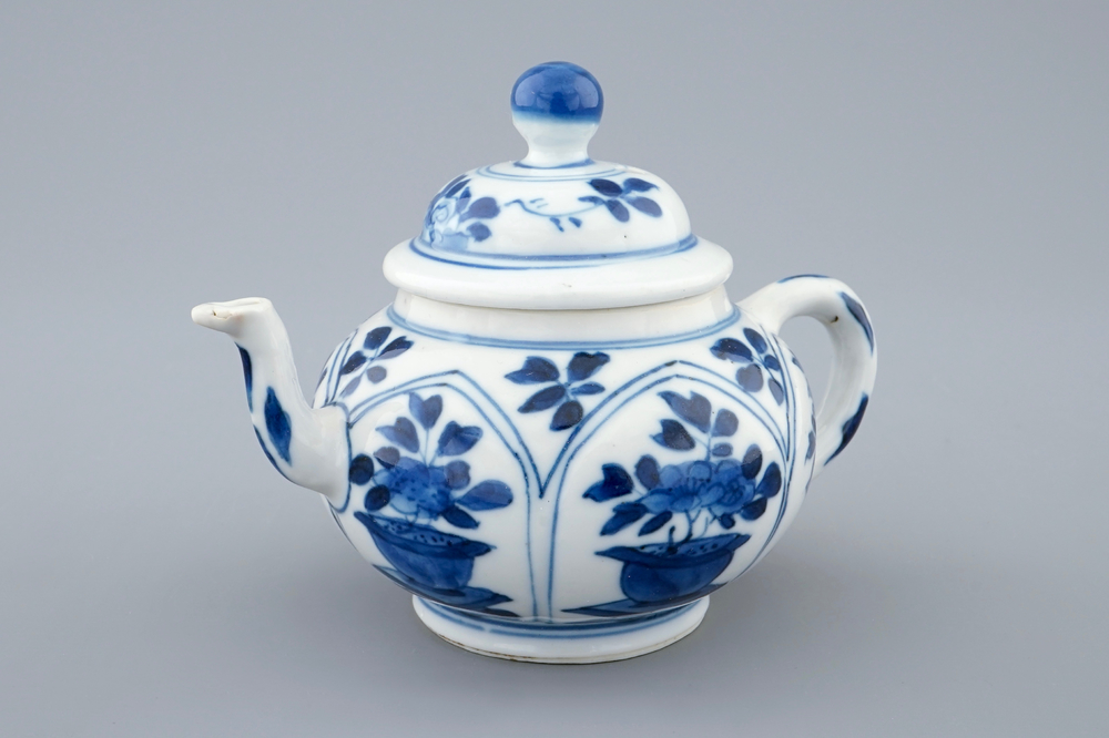Een Chinees blauw-wit theepotje met deksel, Kangxi