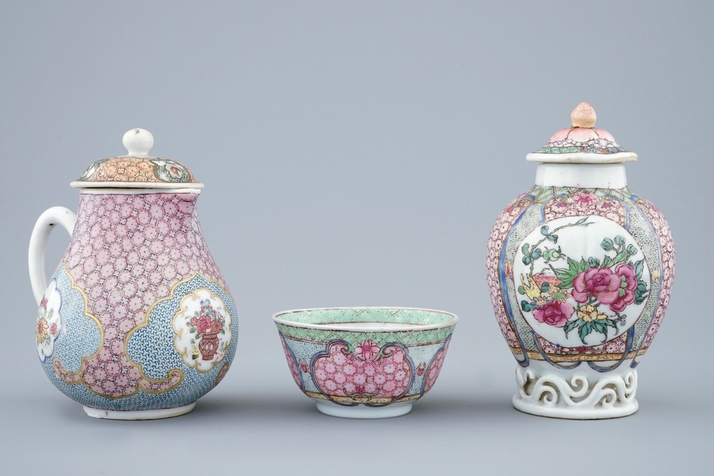 Une bo&icirc;te &agrave; th&eacute;, une verseuse couverte et une tasse en porcelaine de Chine famille rose, Yongzheng, 1723-1735
