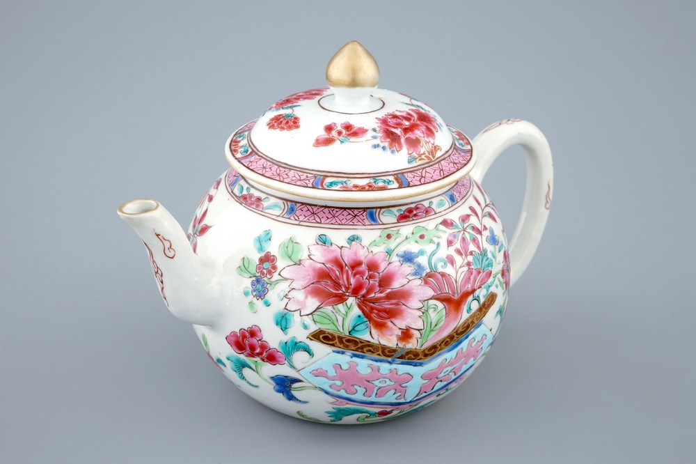 Une th&eacute;i&egrave;re et son couvercle en porcelaine de Chine famille rose, Yongzheng/Qianlong