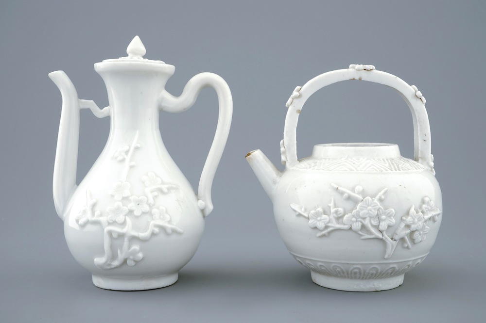 Een Chinese blanc de Chine dekselkan en theepot met reli&euml;fdecor, 18e eeuw