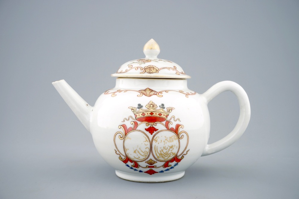 A Chinese export porcelain monogrammed teapot and cover, Qianlong, 18th C.