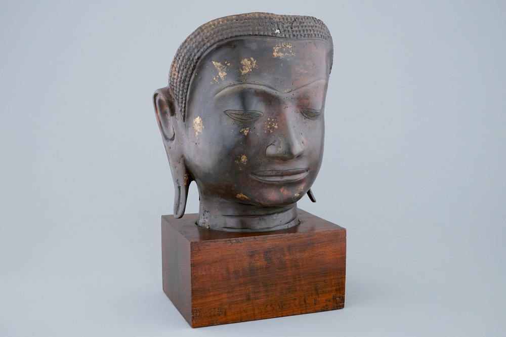 Een met goud bespat bronzen hoofd van Boeddha, Zuid-Oost Azi&euml;, 19/20e eeuw