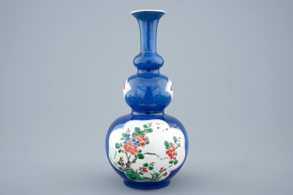 Een Chinese famille verte en bleu poudr&eacute; driedubbele gourde vaas, Kangxi