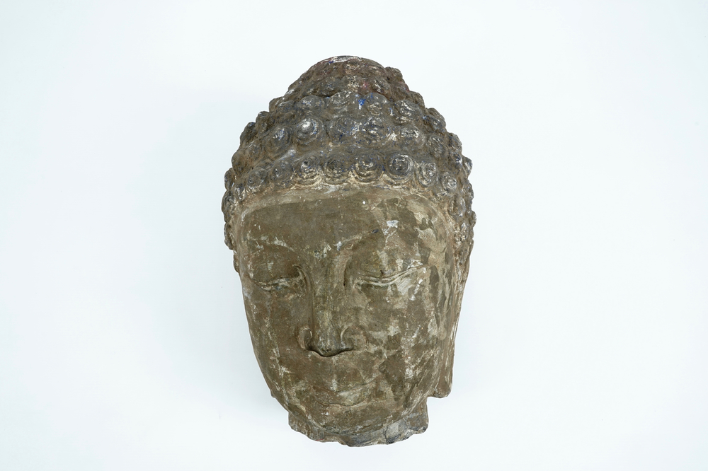 Une grande t&ecirc;te de Bouddha en pierre sculpt&eacute;e, Chine ou Tibet, poss. 16/17&egrave;me