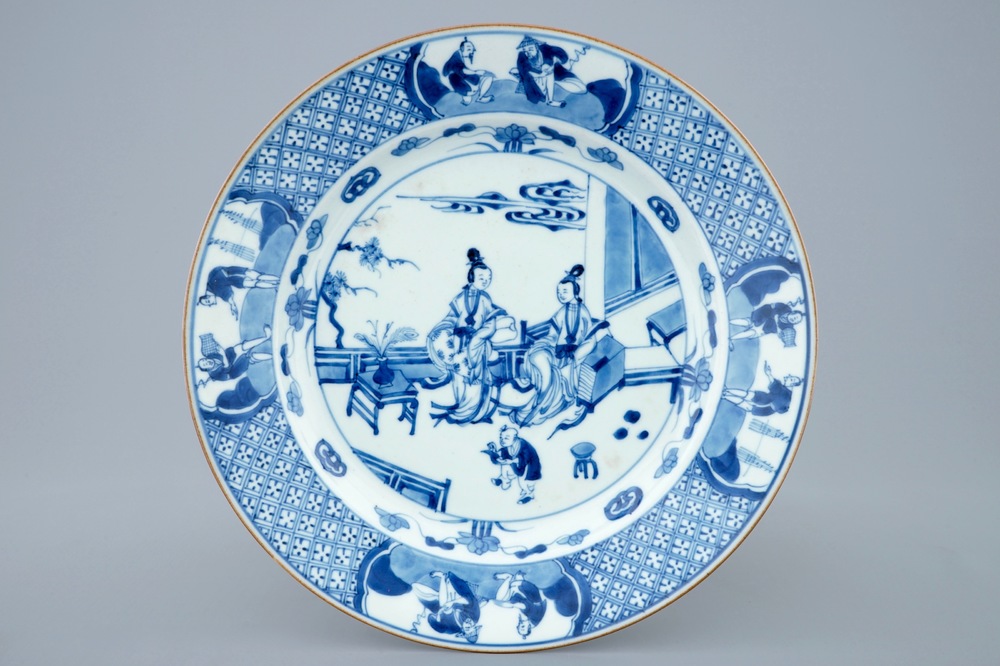 Een Chinees blauw-wit bord met de Qiao zussen, Kangxi/Yongzheng