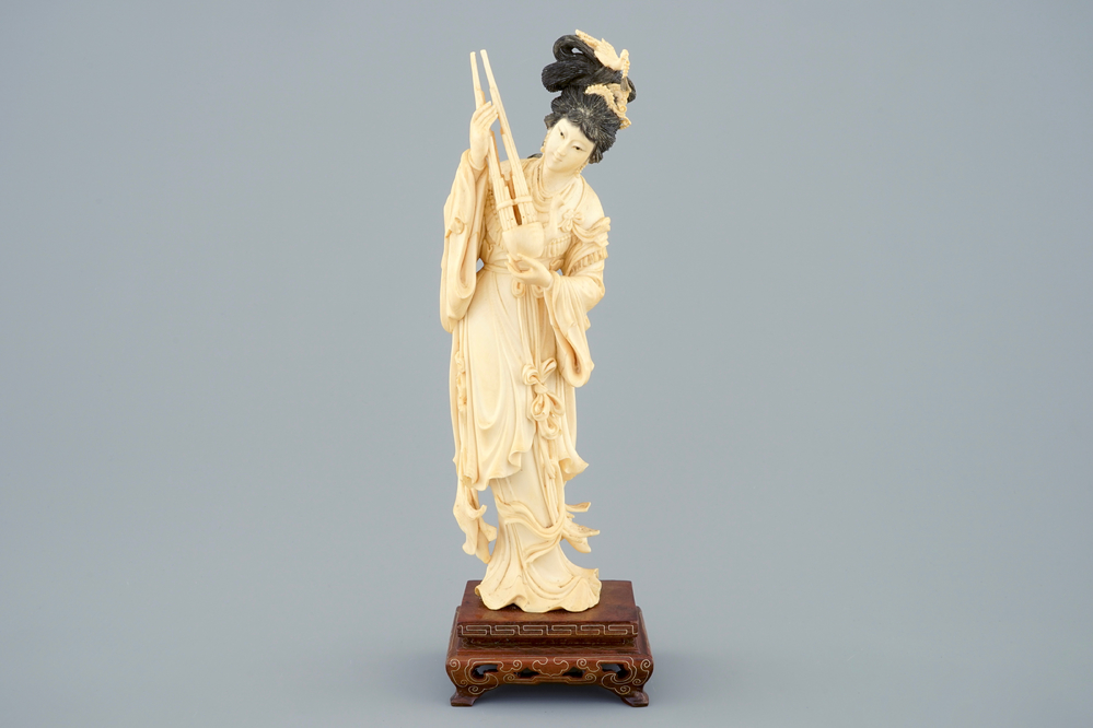 Een Chinese ivoren figuur van een vrouw op sokkel, ca. 1900