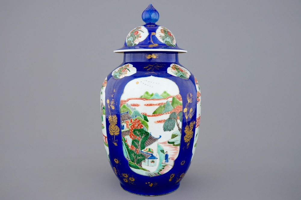 Un vase et son couvercle en porcelaine famille verte sur fond bleu poudr&eacute;, 19&egrave;me