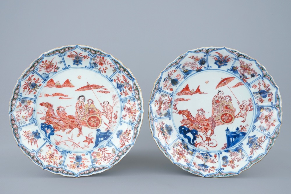 A pair of Chinese Imari style plates with a horse carriage, Kangxi/Yongzheng