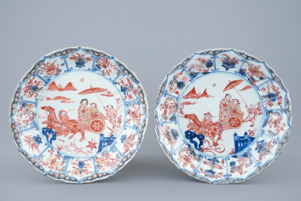 Een paar Chinese Imari-stijl borden met paardenkoetsen, Kangxi/Yongzheng