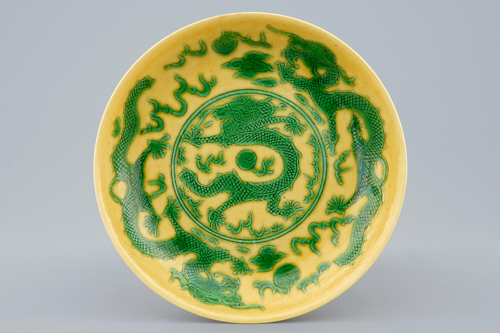 Een Chinees bord met een draak op gele fondkleur, Guangxu merk en periode