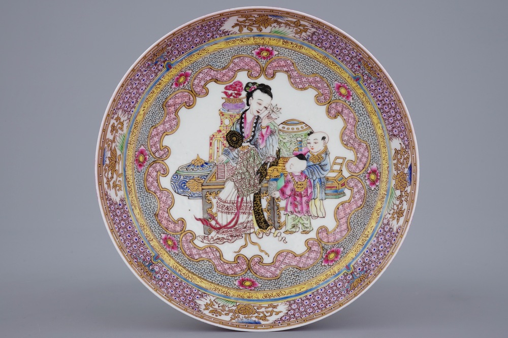 Une assiette en porcelaine de Chine de style Yongzheng au dos rouge rubis, 19/20&egrave;me