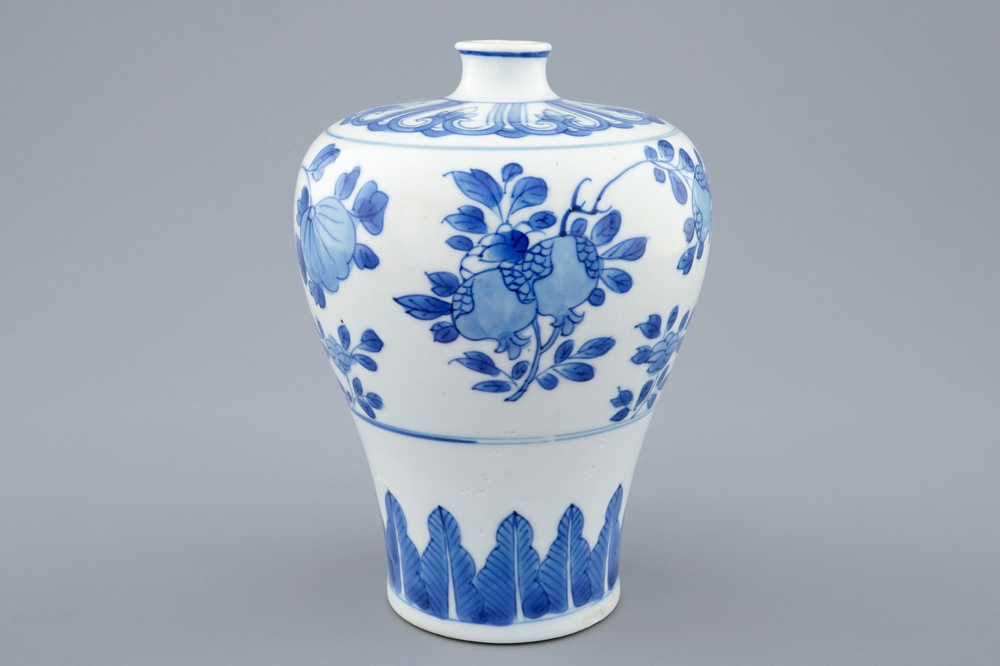 Een blauw-witte Chinese meiping vaas met floraal decor, Kangxi