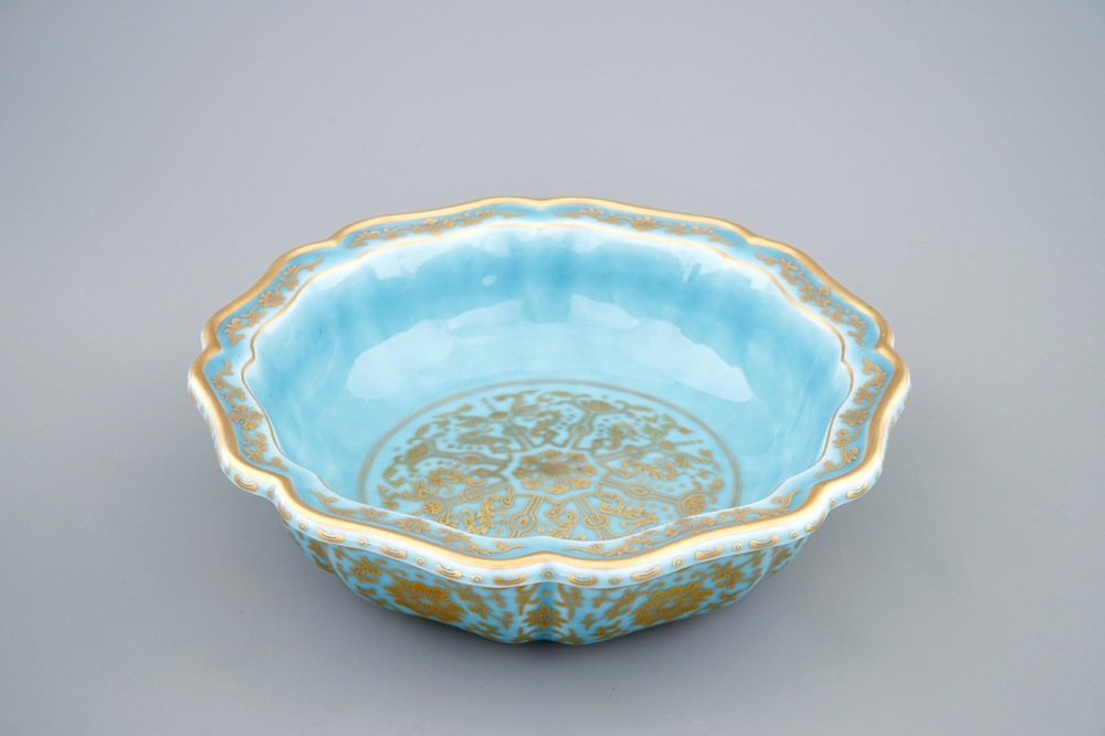 A Chinese lavender blue and gilt octafoil lobed bowl in box, Qianlong mark, 20th C.