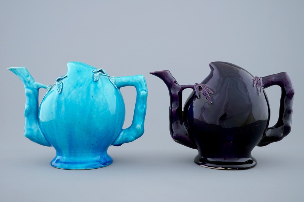 A pair of Chinese cadogan peach-shaped teapots in turquoise and aubergine, 18/19th C.