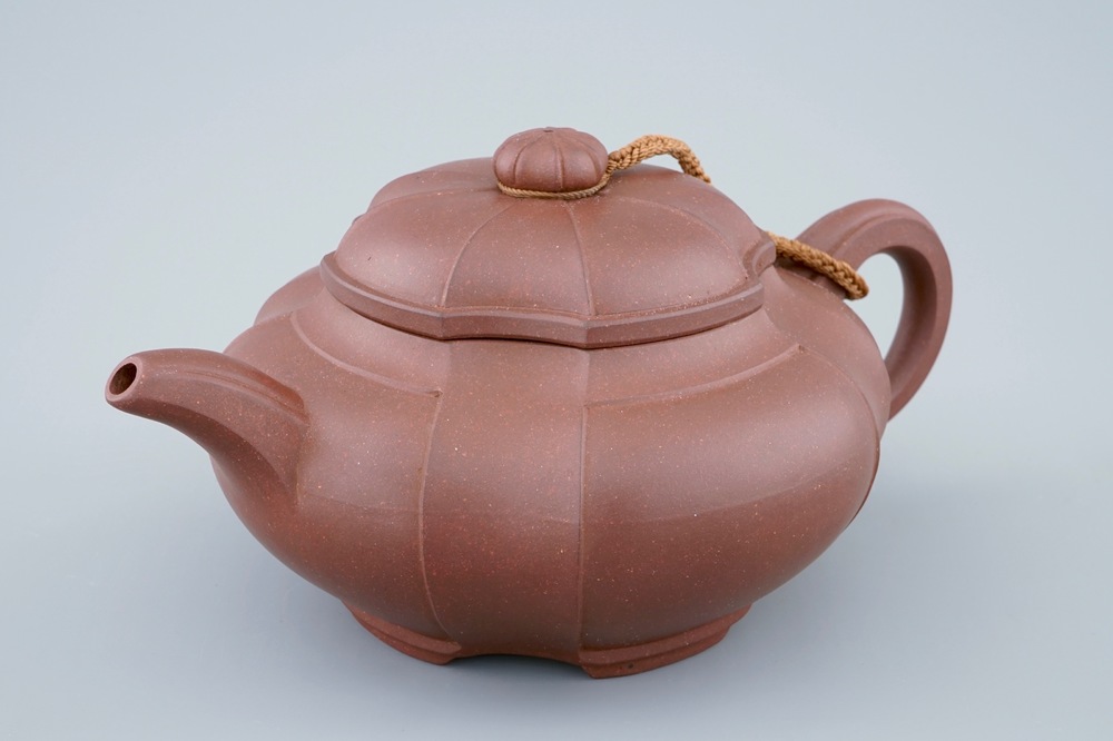 Een Chinese Yixing theepot met deksel gesgineerd Pa Kua, Zhou Guizhen, 20e eeuw