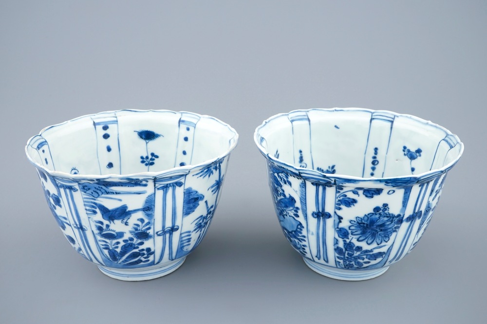 Une paire de bols &agrave; corbeau en porcelaine de Chine bleu et blanc, Ming, Wanli