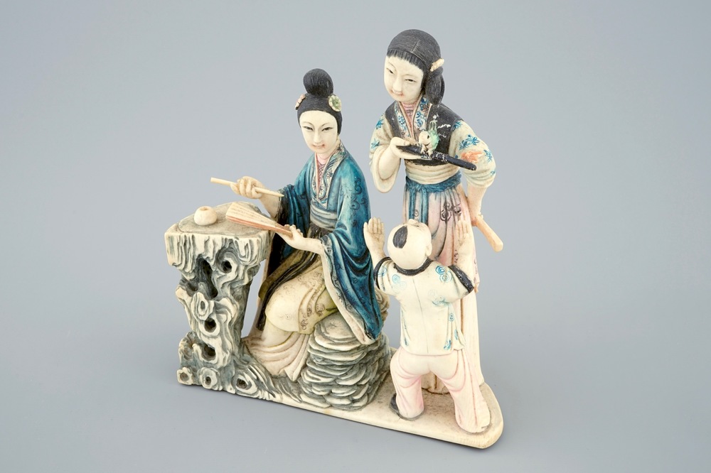 Een Chinese polychrome ivoren groep van dames met kind, 19/20e eeuw