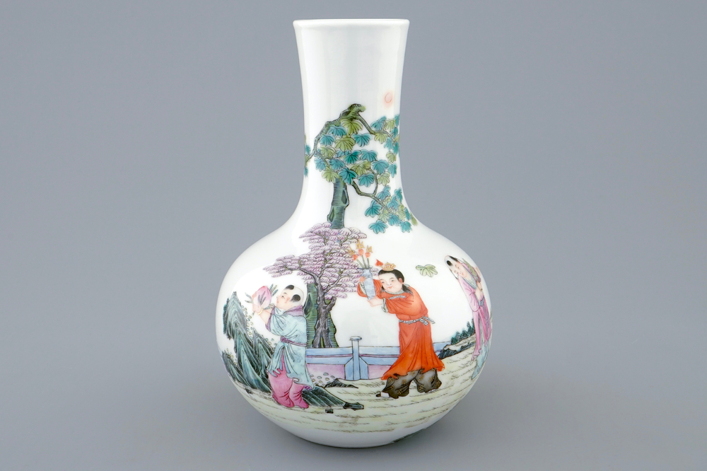 Un vase de forme bouteille tianqiuping en porcelaine de Chine famille rose, marque et prob. &eacute;poque de Hongxian