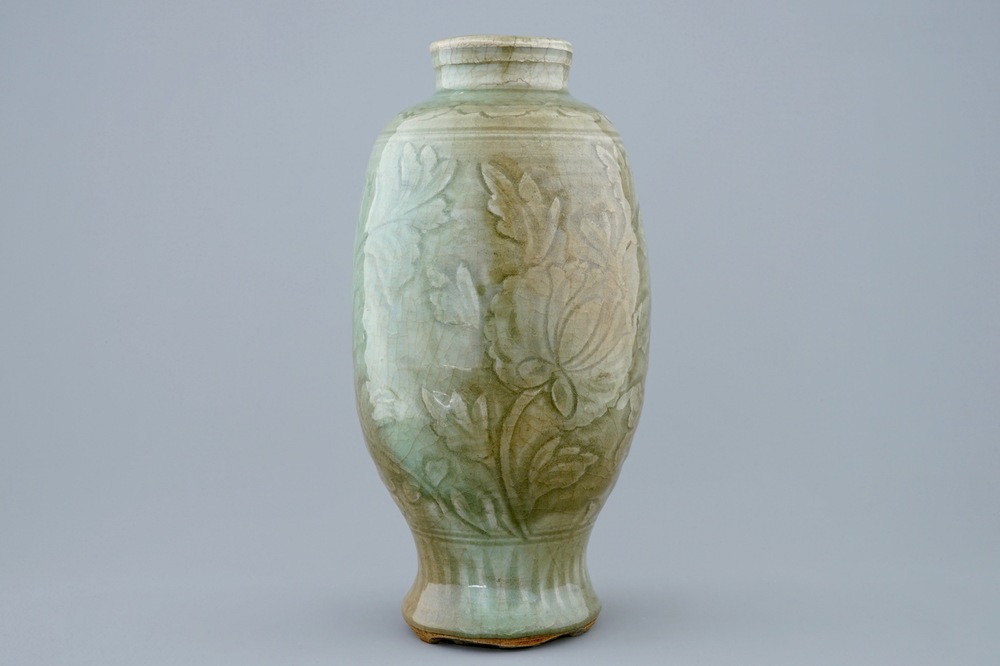 Een Chinese Longquan celadon vaas met onderglazuur decor, Ming Dynastie