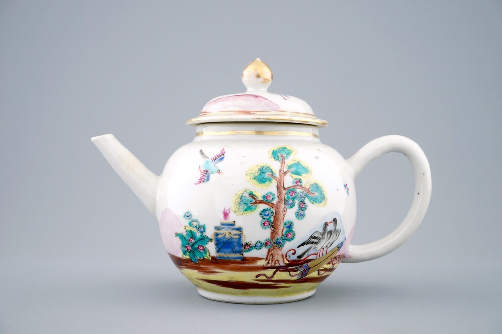A Chinese famille rose teapot with Valentine dove pattern, Qianlong, 18th C.