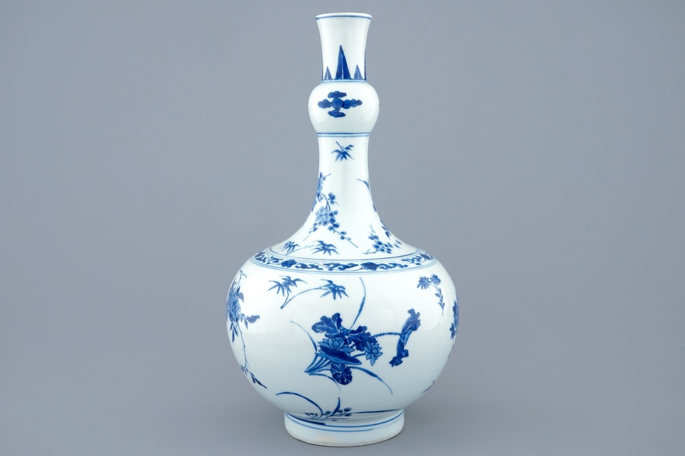 Een Chinese blauw-witte knobbelvaas met floraal decor, Transitie periode, 1620-1683