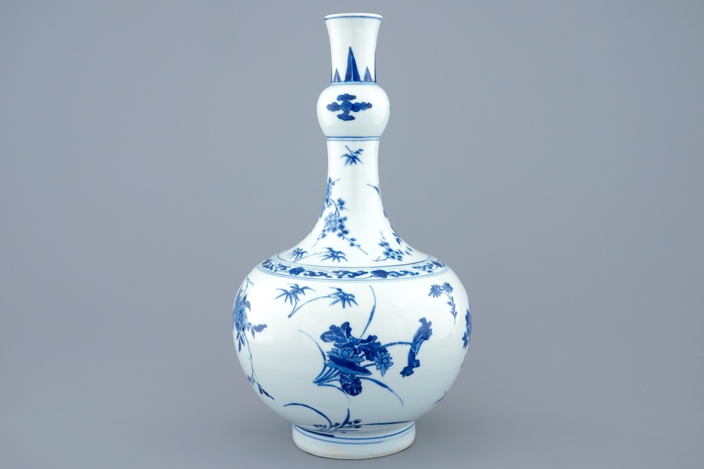 A Chinese blue and white garlic-neck bottle vase with floral design, Transitional period, 1620-1683