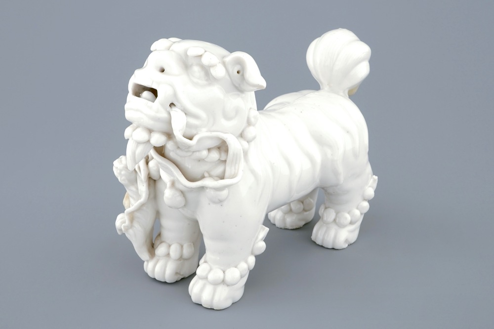 Un mod&egrave;le d'un chien de foo en porcelaine blanc de Chine de Dehua, Kangxi