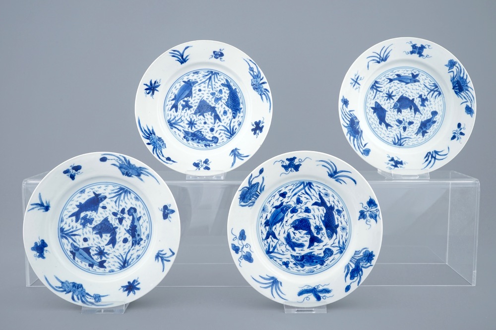 Een set van 4 blauw-witte Chinese borden met vissen, Kangxi merk en periode
