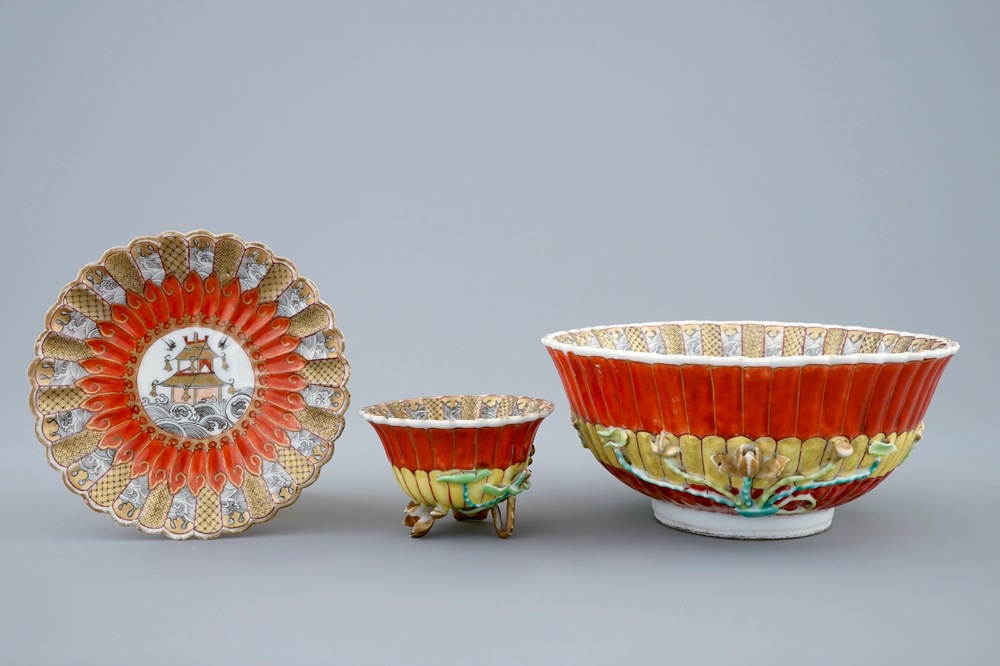 Une tasse et soucoupe et un bol en porcelaine de Chine &agrave; d&eacute;cor en relief en grisaille et rouge de fer, Yongzheng, 1723-1735