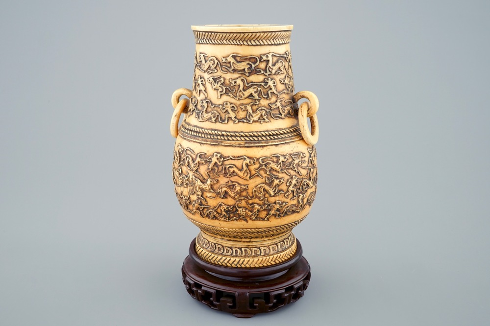 Un vase de forme hu en ivoire sculpt&eacute;, Chine, 19&egrave;me
