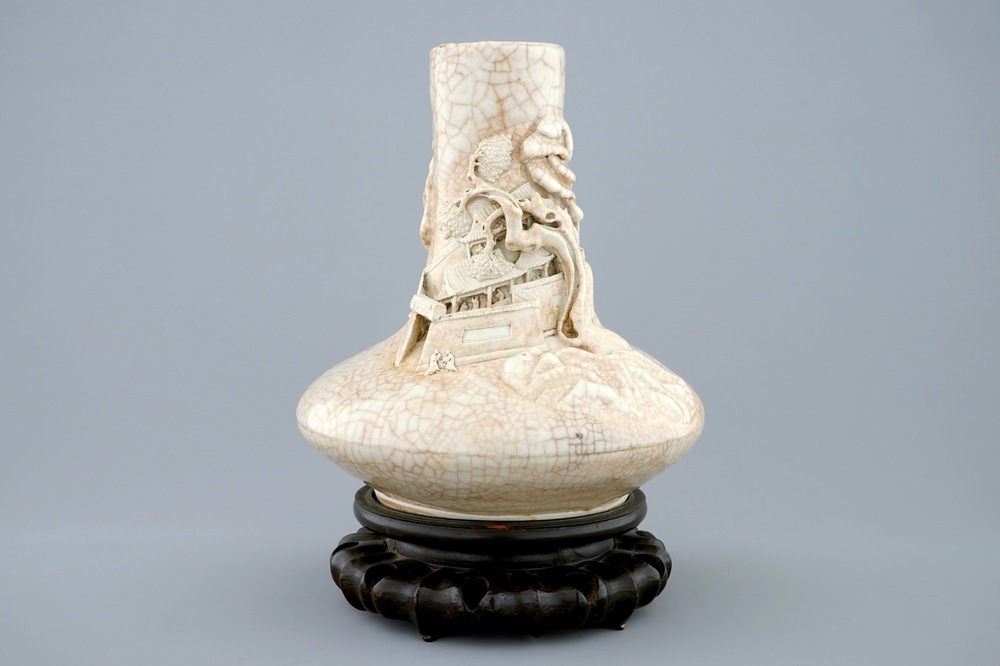 Un vase craquel&eacute; avec un paysage en relief, Chine, Nanking, 19&egrave;me