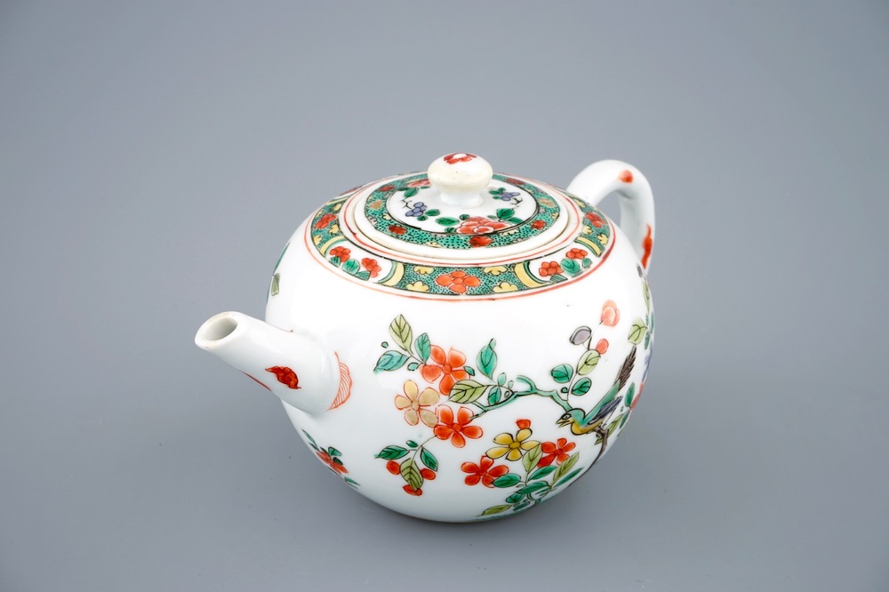 Une th&eacute;i&egrave;re et son couvercle en porcelaine de Chine famille verte, Kangxi