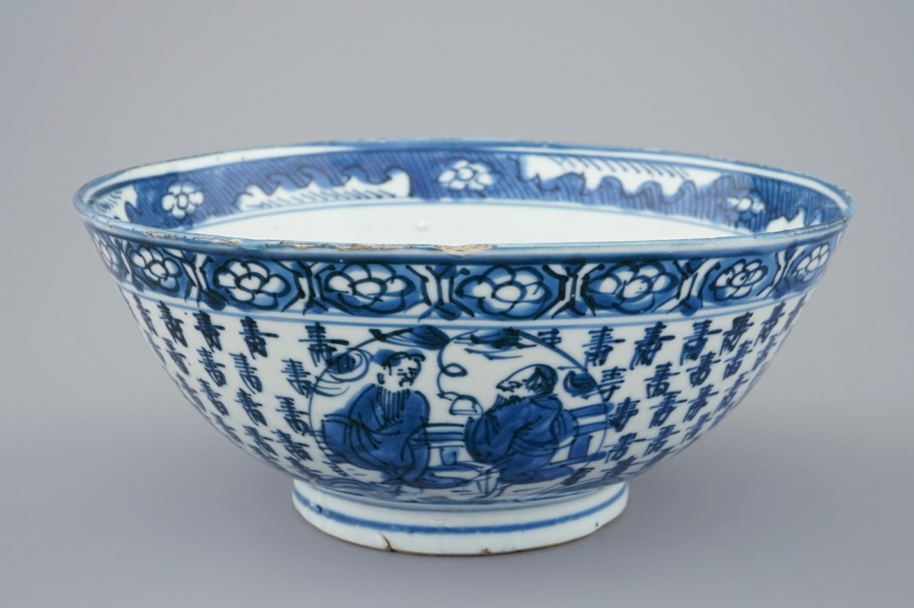 Un bol &agrave; d&eacute;cor de Shou Lao sur sa grue en porcelaine de Chine bleu et blanc, &eacute;poque Transition, 1620-1683